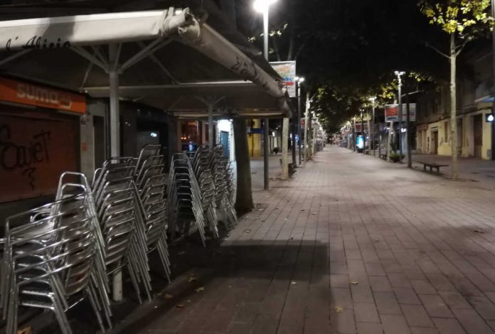 El Ayuntamiento de Gavà avanza el cierre de las terrazas de los bares y restaurantes de la Rambla durante los meses de verano
